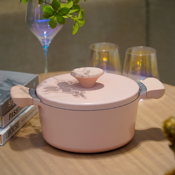 AKIS - LE MACARON Cast Aluminum Pot Pink Ø20